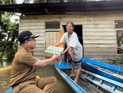 Bupati Sambas Kunjungi Lokasi Banjir, Serahkan Bantuan untuk Warga