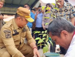 Sekda Ketapang Tanam Pohon Saat Peresmian Gereja di Kendawangan