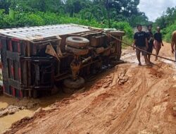 Jalan Provinsi Tumbang Titi – Tanjung di Ketapang Penuh Lumpur