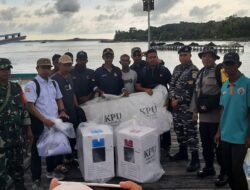 TNI POLRI di Ketapang Seberangi Lautan  Antar Logistik Pilkada Serentak
