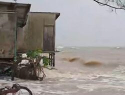 Gelombang Pasang Landa Pantai Jambat Kendawangan, Rumah Warga Terhantam Ombak