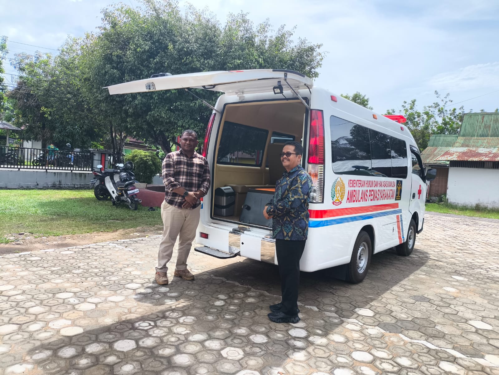 Kalapas dan KPLP Lapas Ketapang memamerkan ambulans baru untuk layanan kesehatan warga binaan. (ist)
