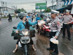 Ramadhan Mubarak, Polres Ketapang Berbagi Takjil Sembari Edukasi Keselamatan Berlalu Lintas