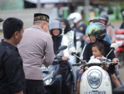 Wartawan dan Kapolres Ketapang Berbagi Kebahagiaan Ramadan dengan 1.500 Takjil Gratis