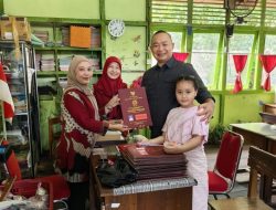 Bupati Ketapang Ambil Rapor Putrinya di SD Negeri 07 Delta Pawan