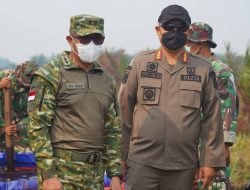 Kemarau dan Karhutla Melanda Pelang, Pangdam XII/Tanjungpura dan Bupati Ketapang Salurkan Air Siap Minum